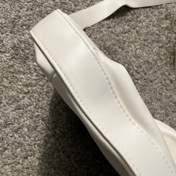 Shoulder Bag with gold tone hardware - Picture 5 of 11